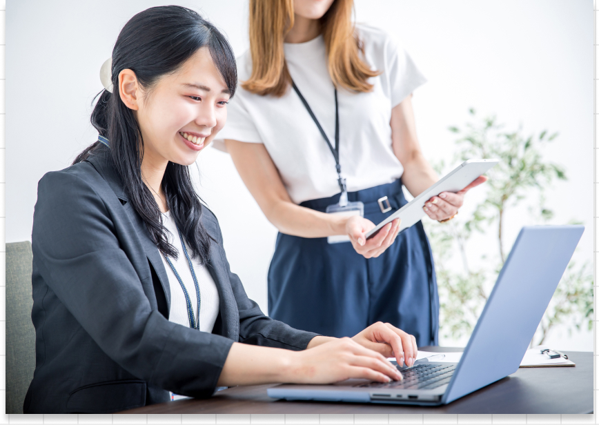 パソコン教室の生徒と講師